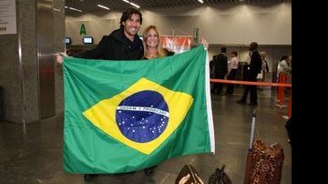 Susana Vieira e Sandro Pedroso seguram bandeira do Brasil - Wallace Barbosa / AgNews