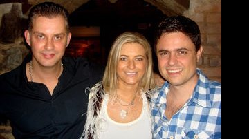 Pedro com o casal Cinthia e Juliano Mendes - Divulgação