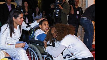 A alegria de Isabel com o filho Jamal Anuar e a babá Fabiane Magalhães na noite de celebração da parceria entre a Procter & Gamble e a Fundação Special Olympics Brasil. - SAMUEL CHAVES / S4 PHOTO PRESS