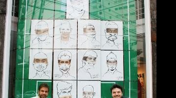 Na fachada da galeria em SP, o artista e o cartunista apresentam os retratos dos jogadores liderados por Dunga. - ELAINE VELOSO