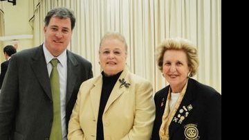 Com o filho Luis Guilherme, Maria Lúcia Lemos da Silva recebe de Sylvia Moraes Passarelli o título de sócia honorária do Rotary Club de SP, na sede da entidade, SP. - CARLA LAMBERTE, CUSTÓDIO DIAS JR., DELMÍNDIA COSTA ELISANGELA ANDRADE, EVA SIQUEIRAS E LIMA, IGOR YAMANOE, JOÃO PASSOS, SILAS FONSECA E WELL CALANDRIA