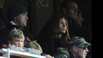<b>Ayda Field</b> e <b>Robbie Williams</b> durante partida de Arsenal x Manchester United - GettyImages