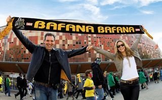 Floriano e Christine chegam ao estádio Soccer City, em Johannesburgo, para torcer pela África do Sul.