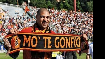 Adriano promete futebol renovado e gols