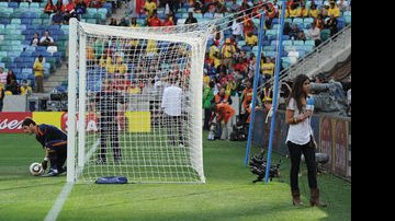 Sara Carbonero atrás da trave do gol espanhol - Jasper Juinen