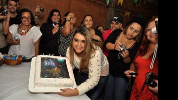 Preta Gil mostra o bolo feito especialmente para a ocasião - Roberto Teixeira / AgNews
