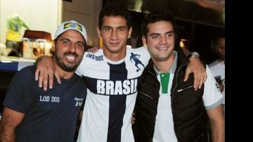 Tico Sahyoun recebe o jogador Ganso e o músico Léo Paiva para assistir ao jogo do Brasil na Los Dos, em SP. - ANA CAROLINA LOPES, MARINA DEIENO, PATRÍCIA TARTARI E ROBERTO VALVERDE