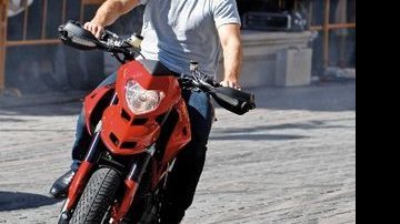 Tom Cruise de moto na Espanha - REUTERS