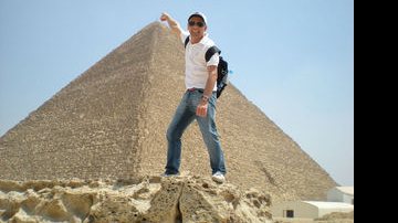 O empresário João Costa nas fascinantes pirâmides do Egito - Arquivo pessoal