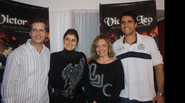 Carmen Ferrão e sua filha Ana Paula Ferrão no camarim pela dupla Victor e Leo - Sergio Lindenau