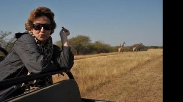 Betty Lago, que comemorou seu aniversário em um safári na África do Sul, com girafas ao fundo - Jaime Bórquez