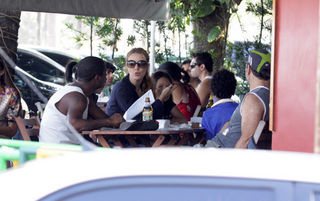 Christine Fernandes, Floriano Peixoto (de costas) e amigos em um restaurante da Barra - Dilson Silva / AgNews