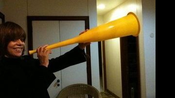 Glória Perez e sua vuvuzela - Blog/Divulgação