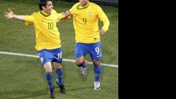 Kaká e Luis Fabiano comemoram o gol - Reuters