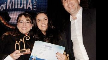 Fernanda Vasconcelos e Cristiane Garcia, da agência DCS, recebem o Grand Prix de Ricardo Mesquita, do Zero Hora. - LIANE G. ZAIDLER, LIANE NEVES, MÁRCIA STIVAL, MARCELO FANTIN, MARIA CARMEN DOWE, MARINA DEIENO, NÁIRA MESSA E SHEILA GRECCO