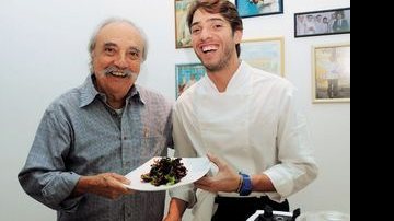 Especializado em alimentos crus, Bernardo Mota serve o chef José Hugo Celidônio durante o curso Aula e Jantar, no Gourmet Praia, em Ipanema, no Rio. - CELSO AZEVEDO, CRISTINA GRANATO, JAIR BERTOLUCCI, MARCOS SALLES, PATRÍCIA TARTARI, RENATA D'ALMEIDA E ROBERTO CASELLA