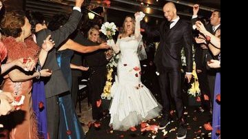 Sheila Mello e Fernando Scherer, o Xuxa, festejam sob chuva de pétalas de rosas a boda realizada na Casa da Fazenda do Morumbi, em SP. - fotos: margareth abussamra / abussamra photos