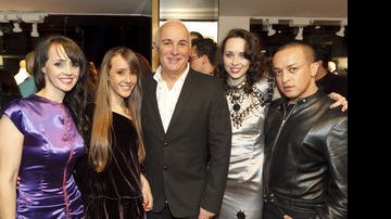 Maribel de Cassia Souza e sua filha com Fernando Pires, Renata Souza e o estilista Walério Araújo - Divulgação