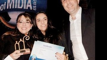 Fernanda Vasconcelos e Cristiane Garcia, da agência DCS, recebem o prêmio Grand Prix de Ricardo Mesquita, do jornal Zero Hora. - ARIEL COSTA, BRUNO STUCKERT, DÊNIO SIMÕES, IRIANNE ZAMBRZUCKI HOLLER, IVAN ERICK, JANDY SOUSA, LIANE NEVES / LIANE NEVES FOTOGRAFIAS, LUCAS CUNHA E LULA LOPES