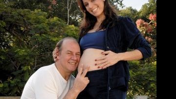 Paulo beija a barriga de cinco meses da mulher, que engravidou através de fertilização in vitro. - Selmy Yassuda / Artemisia Fot. e Comunicação