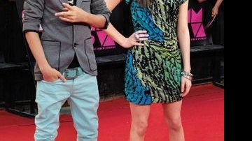 No tapete vermelho do MuchMusic Video Awards, em Toronto, o ídolo teen brilha junto a Miranda Cosgrove. - Reuters