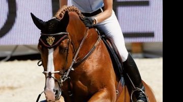 Montando o cavalo Troy, a sobrinha do monarca Albert II brilha como a madrinha do Monaco Pro- Am Cup e faz bonito com o uniforme assinado por luxuosa maison italiana. - Reuters
