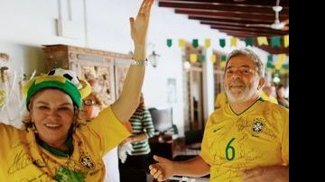O presidente Lula e dona Marisa Letícia celebram a alegria brasileira jogo a jogo. - RICARDO STUCKERT/PR, REUTERS E DIVULGAÇÃO