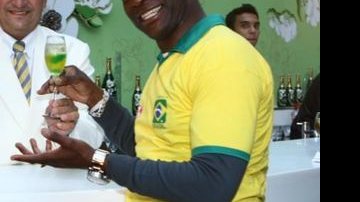 Sebastian veste a camisa verde e amarela para assistir ao jogo do Brasil - Reprodução
