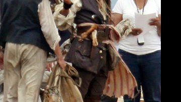 Johnny Depp nas filmagens do quarto filme de 'Piradas do Caribe' - Reprodução/DailyMail