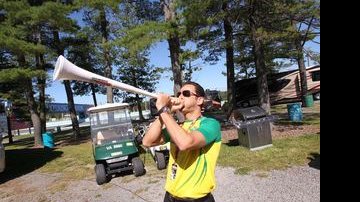 Helio Castroneves no "comando" de uma vuvuzela, pouco antes do início da partida - Ron McQueeney/IRL, Watkins Glen, NY, 02.06.2010