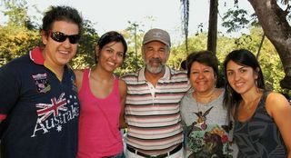 Em Rondonópolis, o vereador Mohamed Zaher comemora 60 anos entre os filhos Ibrahim, Nagia e Soraya (à direita) e a mulher, Mara. - ALFREDO MALAGOLI, ANA FLÁVIA NEGRO, KELLY KNELVES, KOBIYAMA, NELSON FLEURY, RONNY CAJANGO E SUZELY HORTÊNCIO