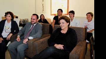 Com sua equipe, a candidata à presidência Dilma Rousseff confere jogo da Seleção, em Brasília. - EVA SIQUEIRA, FRANCISCO VERA, JOÃO RAPOSO, JORGE ROSEMBERG, KENIA, MURILO MEDINA, ROBERTO STUCKERT FILHO, SUZANE SABBAG, THAMIRES GOMES E WAGNER ORIGINES