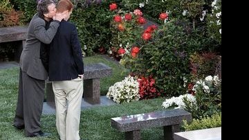 Redmond e seu pai, Ryan O'Neal, visitam o túmulo da atriz americana no cemitério de Westwood, na Califórnia. - THE GROSBY GROUP