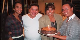 Ao lado da filha, Morena Mariah, e do promoter Glaycon Muniz, Solange Couto sopra velinhas de seus 53 anos no bolo levado pelo marido, Jamerson Andrade, na Pampa Grill, RJ. - ANDRÉ VICENTE, FÁBIO CERATI, FÁBIO MIRANDA/OPÇÃO FOTOGRAFIA, GLAYCON MUNIZ, GUILHERME PARANHOS, JORGE ROSEMBERG, KELLY ABICAIR, PAULO RODRIGUES/DIVULGAÇÃO, REUTERS, REVISTA APPARENZA, STELLA COBRA E URAN RODRIGUES