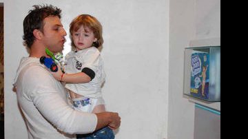 Cássio Reis e Noah no quarto do bebê da Casa Kids - Celso Akin /AgNews