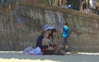 Maria Paula leva os filhos para brincarem na praia - André Freitas/AgNews