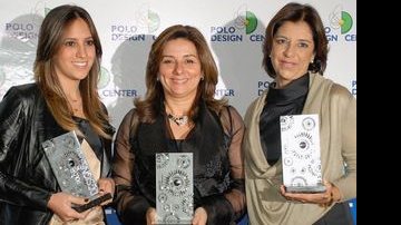 Giulia Durigan, em nome da mãe, Maximira, Teresa Simões e Ana Maria Bogar são premiadas pelo Pólo Design Center em São Caetano do Sul, ABC paulista. - 2M VÍDEO PRODUÇÕES, CARLA CAMP, CELINA GERMER, DANIELA APFELBAUM, FÁBIO ZANZERI, GYÖGY SESSLER, LIANE ZAIDLER, PAULO CESAR SILVA E RODOLFO NETO.