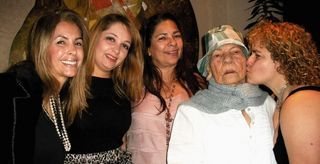 Lourdes Santos, mãe de Romero Britto, branco, festeja 87 anos com Sonia Quagliato, a neta Midiã Britto, e as filhas Risoleta e Roberta Britto, SP. - 2M VÍDEO PRODUÇÕES, CARLA CAMP, CELINA GERMER, DANIELA APFELBAUM, FÁBIO ZANZERI, GYÖGY SESSLER, LIANE ZAIDLER, PAULO CESAR SILVA E RODOLFO NETO.