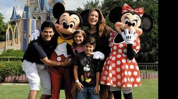 Cesar Filho e Elaine com os filhos no verão da Disney
