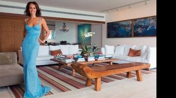 O glamour da ex-modelo na sala do apartamento de 600 m2, na praia de Ipanema, decorada com móveis rústicos e mesa de vidro de murano com velas de santos e figa de madeira. - FOTOS: CADU PILOTTO; PRODUÇÃO: CLAUDIA MELLO; BELEZA: DUH