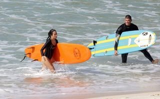 Danielle Suzuki e seu professor de surfe - Adilson Lucas / AgNews