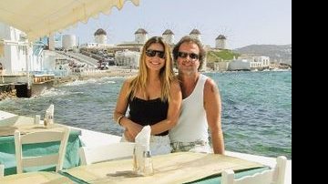 Carla e Malcolm sob o sol de Mikonos, na Grécia.