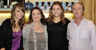 O casal Lúcia (2a da esq. p/ dir.) e Marco Labecca prestigiam as filhas Fernanda e Amanda na inauguração do Labecca Café Bistrô. - GUI WOLF, LEILANE PEREIRA, LÍDIO PEREIRA, LÍGIA LAGOS, NAIDERON JR., NEIDE COSTA, PAULINHO LEITE, PATRICIA TARTARI, RICARDO TOD DECHANDT E RODRIGO MARQUES