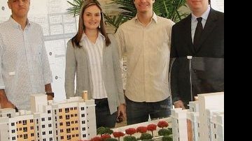 Os primos Fabiana e Jayme Canet (ao centro), recebem Arsenio Almeida e Nilton Antonietto, ambos da Thá Incorporadora, para o lançamento do Condomínio Residencial Barcelona Neoville. - GUI WOLF, LEILANE PEREIRA, LÍDIO PEREIRA, LÍGIA LAGOS, NAIDERON JR., NEIDE COSTA, PAULINHO LEITE, PATRICIA TARTARI, RICARDO TOD DECHANDT E RODRIGO MARQUES