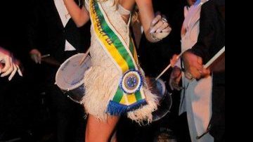 Caroline Bittencourt cai no samba - Fábio Guinalz /AgNews