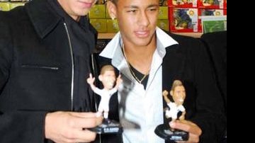A dupla santista Ganso e Neymar com suas miniaturas - Celso Akin / AgNews