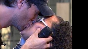 Enrique Iglesias beija fã em show em Nova York - Reprodução site NBC