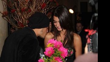 Paulo Vilhena dá flores para Thaila Ayala na festa de 'Ti-ti-ti' - AgNews