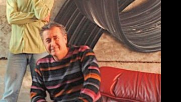 Marcos Bertoldi recebe o artista plástico Juarês Matter, autor da obra Movimento Escrito que integra o décor da casa do arquiteto em Curitiba. - ADEMIR RODRIGUES, FRED PONTES, KELLY KNEVELS, MARCELLE RIBEIRO, ORLANDO AZEVEDO, RICARDO DIAS, RONNY CAJANGO