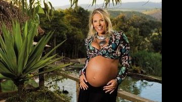 Longe de São Paulo para descansar e curtir a esperada gravidez de Vittorio, a apresentadora exibe, com justificável orgulho, a sua barriga de oito meses e meio. - FOTOS: CAIO GUIMARÃES